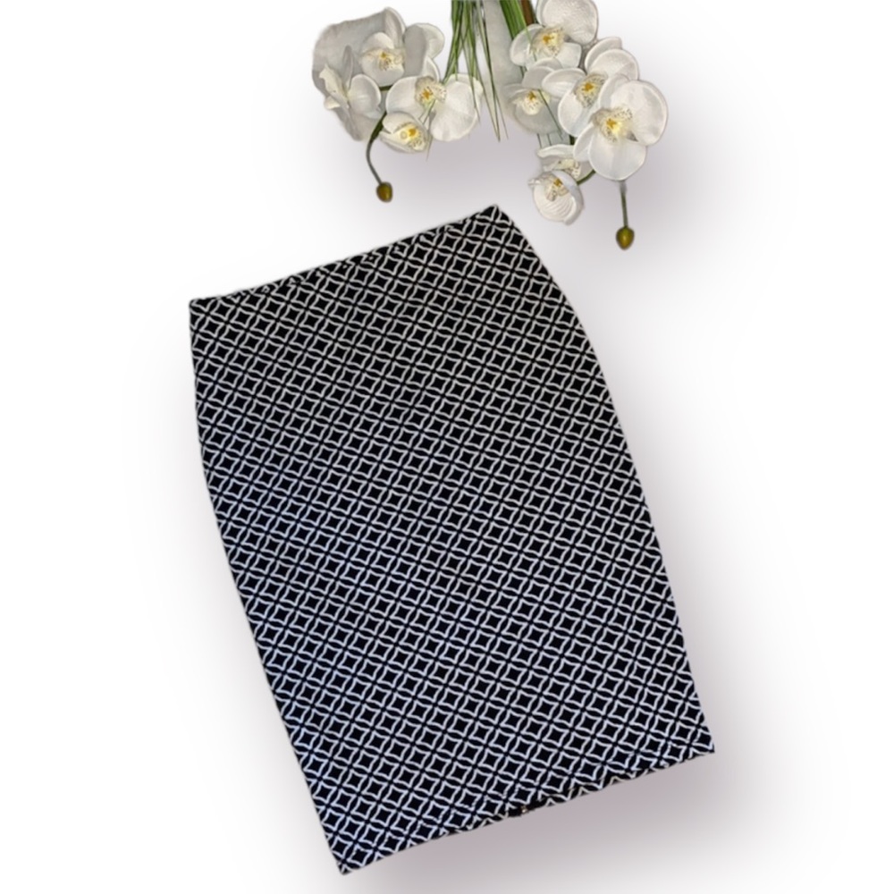 ✨ 4 for $25 ✨ Mossimo Diamond Patterned Pencil Skirt